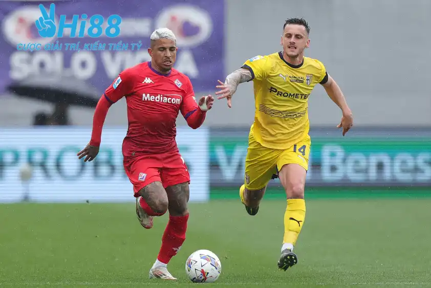 Hình ảnh cầu thủ Parma và Fiorentina đối đầu trên sân cỏ Serie A, minh họa cho một trận hòa sắp tới.